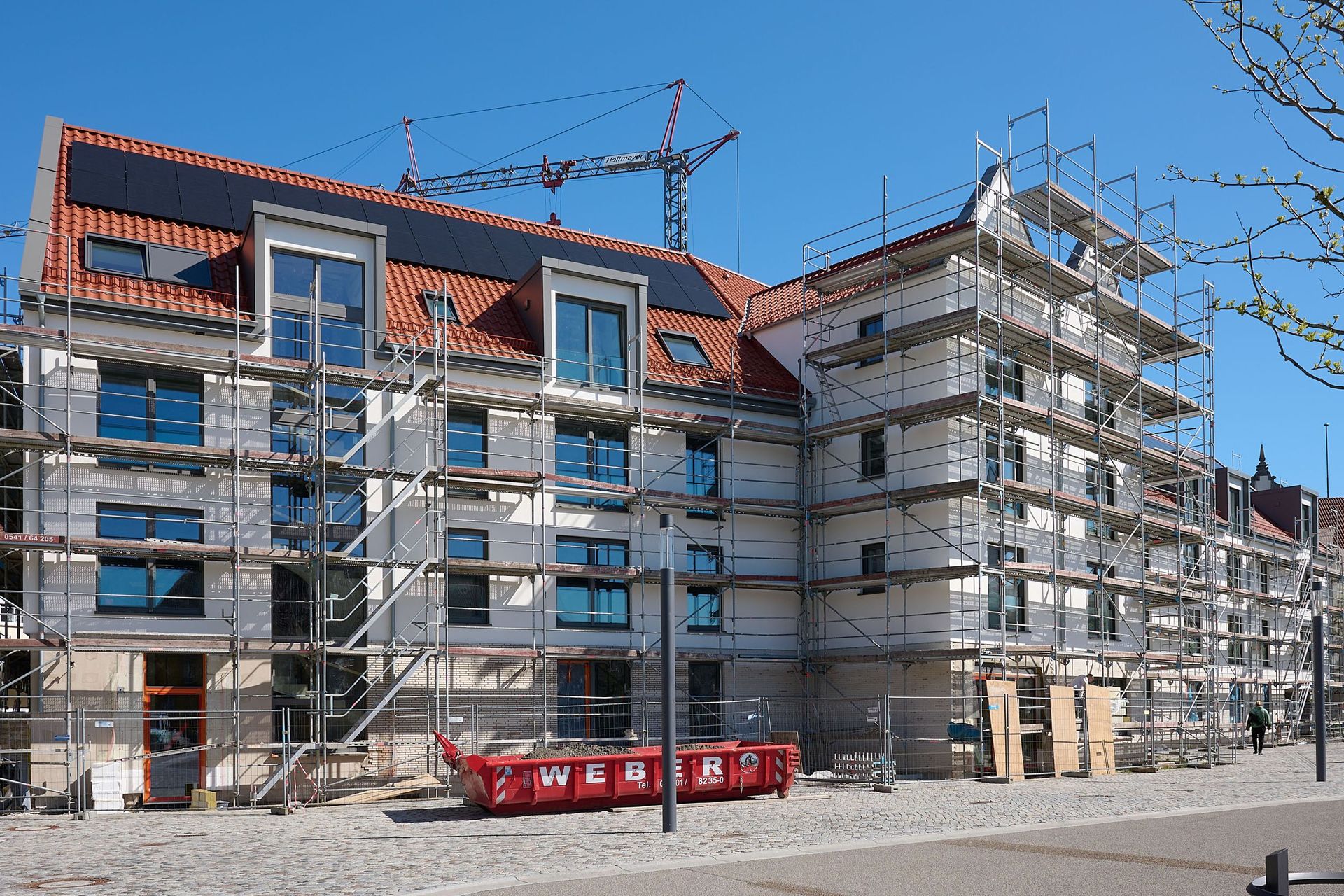 Die neue Hausfassade mit Gerüst