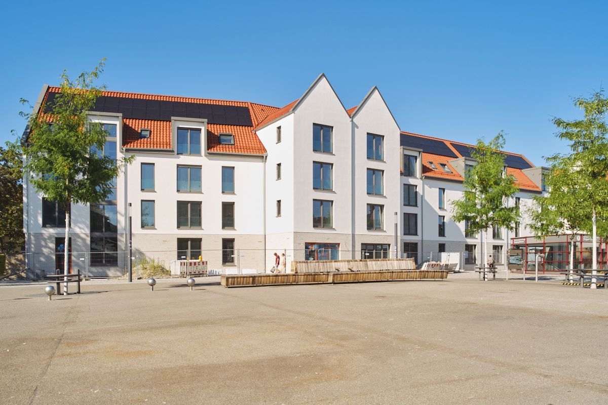 Das L mit neuer Fassade, erstrahlt nun ohne Gerüst.