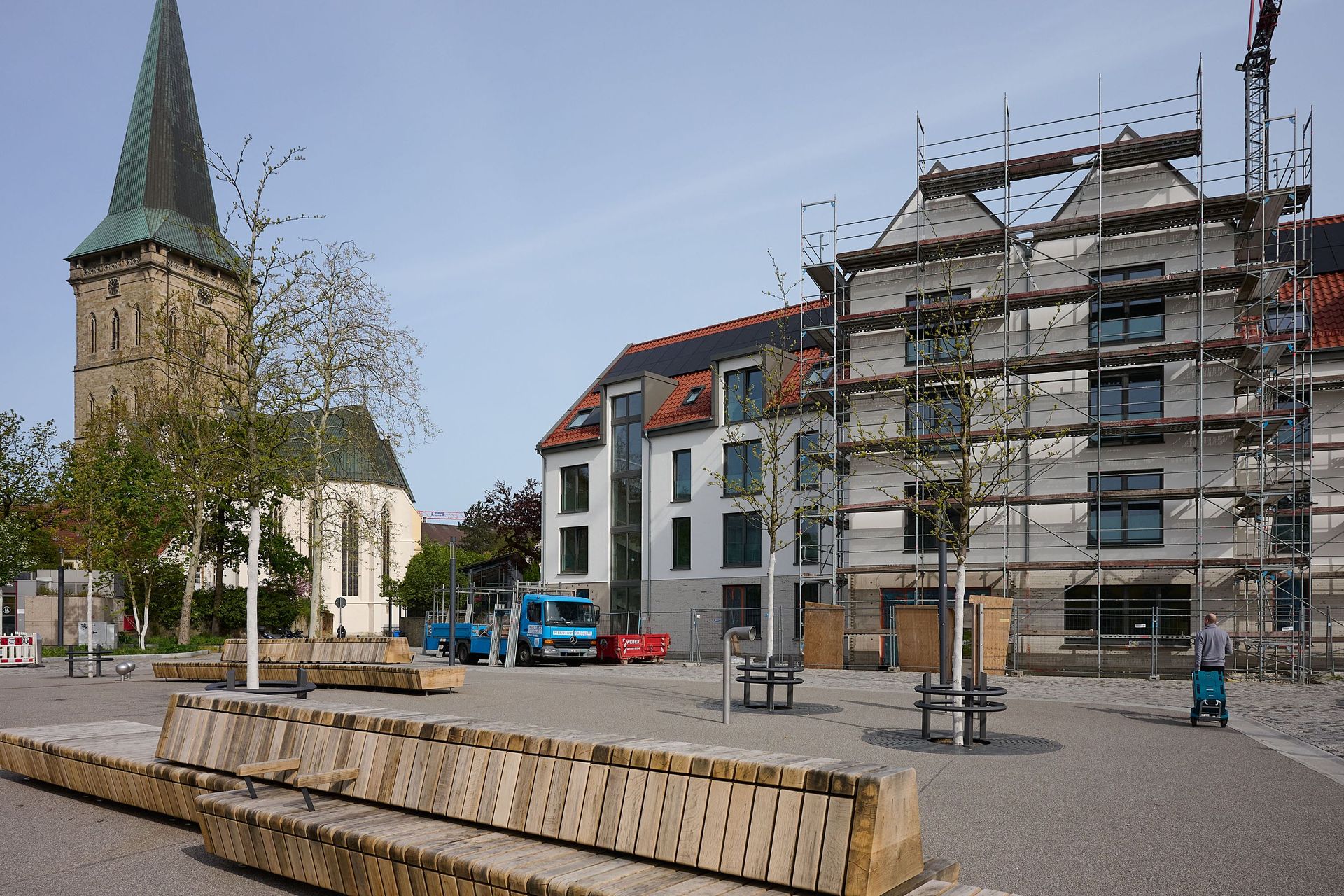 Die neue Fassade, im Hintergrund die Kirche